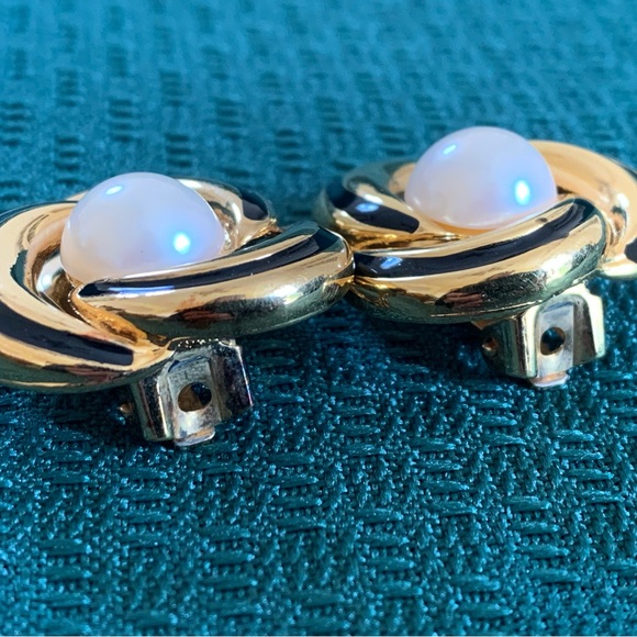 Vintage Vendome Earrings Clip on Faux Pearl Gold Black Enamel 80s Fashion - Picture 5 of 8